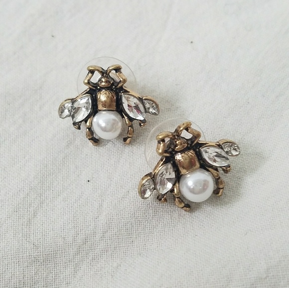 Bumblebee simulated pearl Stud Earrings - Picture 3 of 3